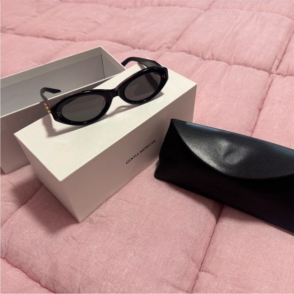 GENTLE MONSTER Accessories - Gentle Monster VAMP Black Oval Sunglasses